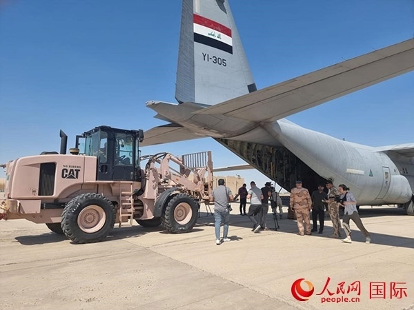 圖為伊拉克正在裝運(yùn)救援物資。人民網(wǎng) 伊納斯攝