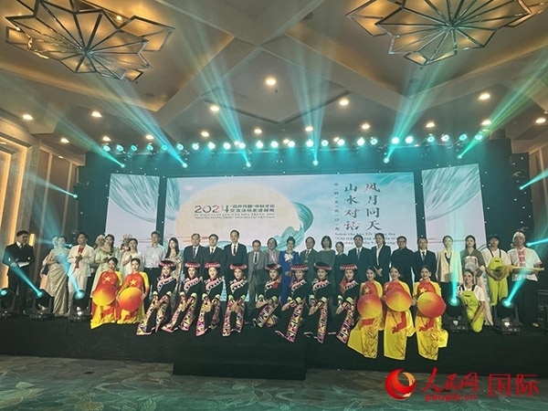 兩國嘉賓與中越藝術(shù)家現(xiàn)場合影。人民網(wǎng)記者 楊曄攝