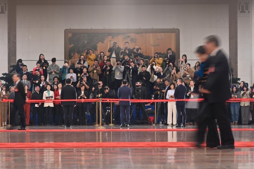2024年3月10日，全國政協(xié)十四屆二次會(huì)議第三場“委員通道”集體采訪活動(dòng)在北京人民大會(huì)堂舉行。新華社記者 宋為偉 攝