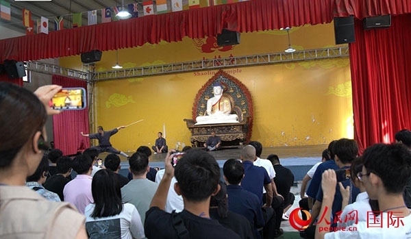 日本少林寺拳法青年代表團(tuán)觀看少林拳表演。人民網(wǎng)記者 張麗婭攝