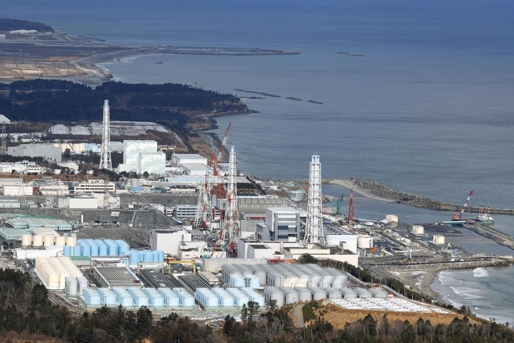 這是2021年1月8日拍攝的日本福島第一核電站和核污水儲水罐。(新華社/共同社)