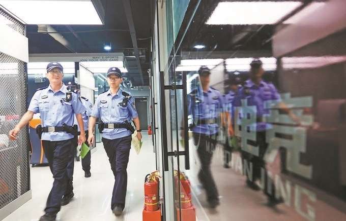 ▲7月6日，山西省新絳縣公安局龍興派出所組織警力對網(wǎng)吧等場所進(jìn)行集中治安檢查。高新生攝