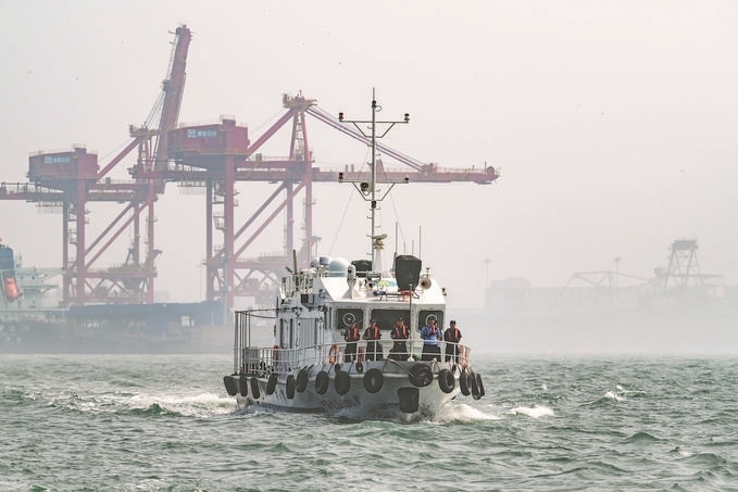 ?7月5日，秦皇島出入境邊防檢查站聯(lián)合秦皇島市公安局水陸巡特警支隊開展海上聯(lián)合巡航。陳凈萱攝