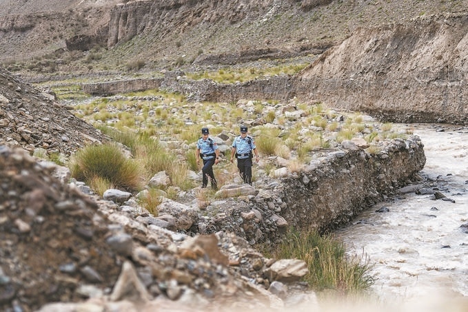 7月19日，新疆邊檢總站克州邊境管理支隊康蘇邊境檢查站民警輔警來到轄區(qū)烏恰縣康蘇水庫開展巡邏。明懿攝