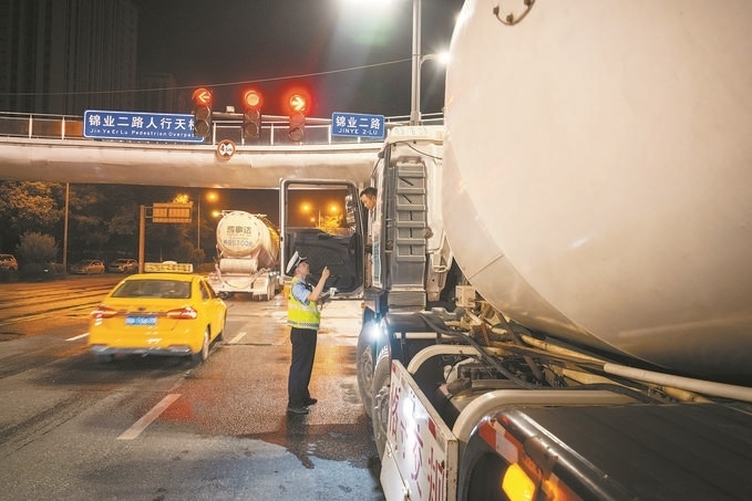 7月25日，陜西省西安市公安局交警支隊開展全市中重型貨車及面包車違法異地互查整治行動。孫崇明攝