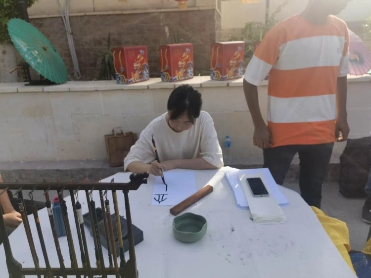 開羅文化中心漢語教師表演中國(guó)書法。開羅中國(guó)文化中心供圖