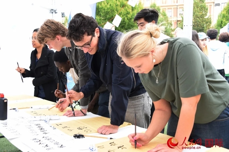 體驗中國書法。人民網(wǎng)記者 殷淼攝