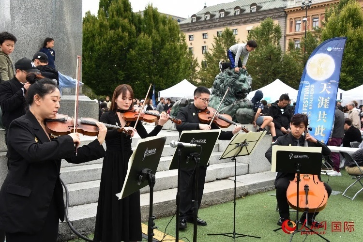 上海愛樂樂團“快閃”活動一瞥。人民網(wǎng)記者 殷淼攝