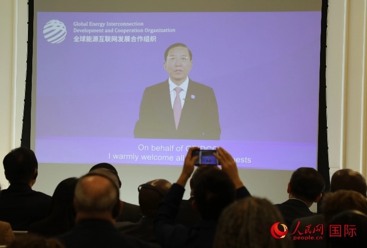 全球能源互聯(lián)網(wǎng)發(fā)展合作組織主席、中國(guó)電力企業(yè)聯(lián)合會(huì)理事長(zhǎng)辛保安通過(guò)視頻方式致辭。人民網(wǎng)記者 李志偉攝
