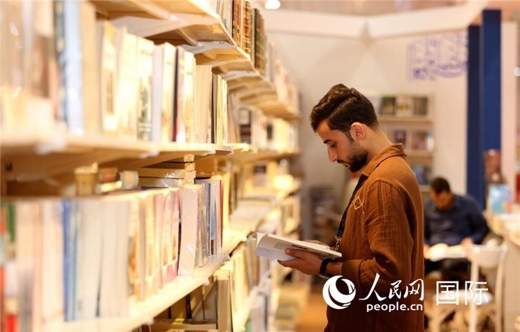 一位民眾在讀書。人民網(wǎng)中東中心分社奧馬爾·哈利勒攝
