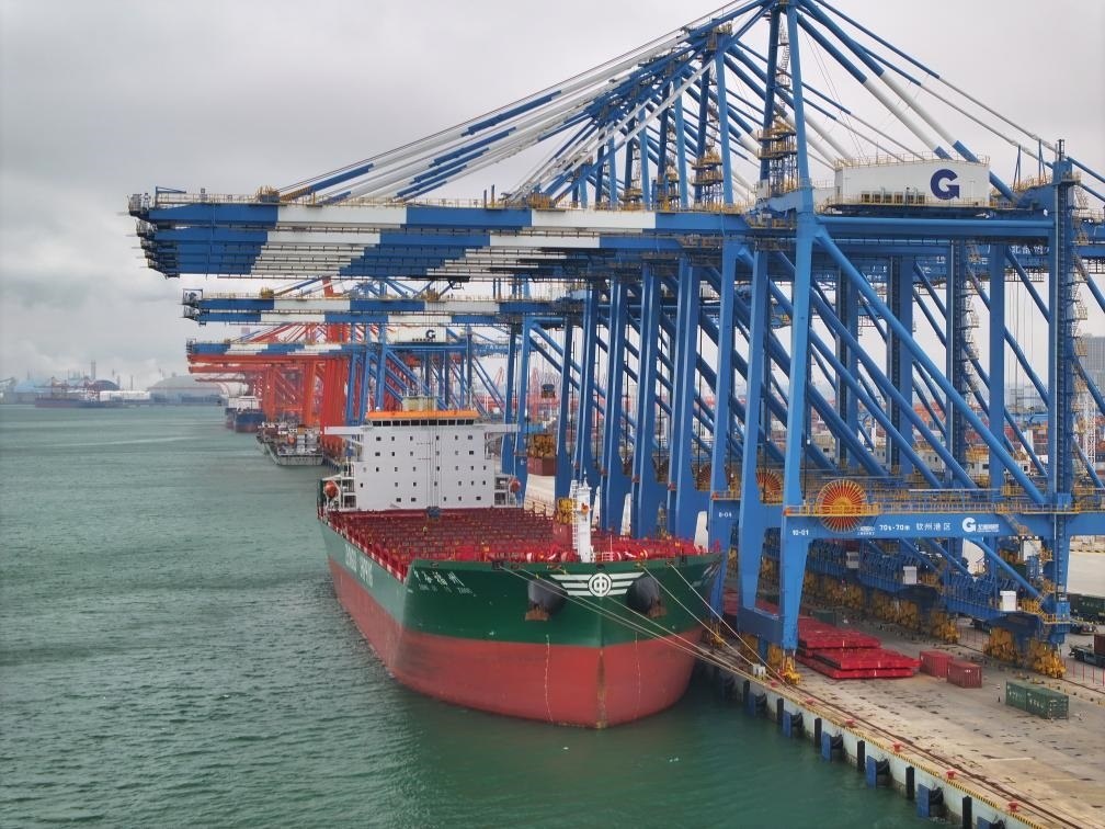 2月23日拍攝的廣西北部灣港欽州港區(qū)的碼頭堆場(chǎng)（無(wú)人機(jī)照片）。新華社記者 周華 攝