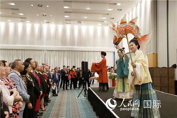 2、留學生表演了漢服展示《絲路霓裳》。邢雪攝