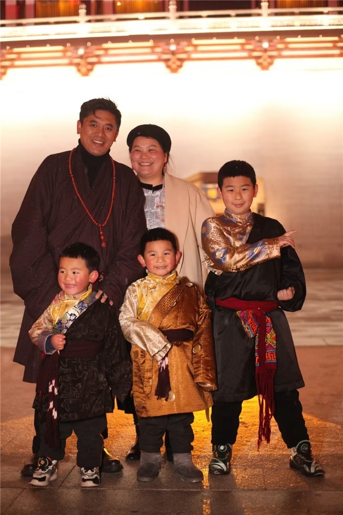 康定的節(jié)日氛圍多元和諧。圖為2024年元宵夜，洛讓銀登一家五口在旅行中拍攝的合影。資料圖片