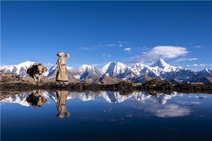 貢嘎山下的放牧人。林革文攝