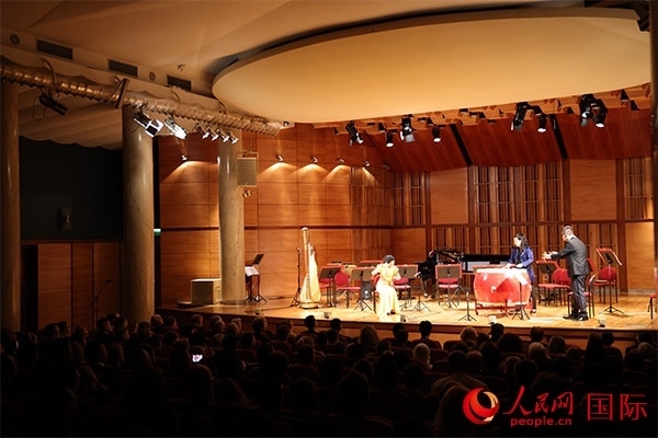 中國(guó)歌劇舞劇院的音樂家表演京劇曲牌《夜深沉》。人民網(wǎng)記者 禹麗敏攝