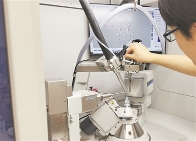 科研人員使用X射線衍射儀研究σ鍵。圖片來源：日本北海道大學