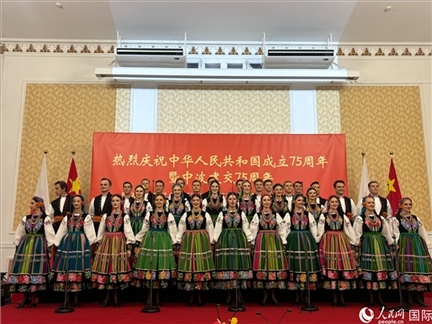 波蘭馬佐夫舍歌舞團(tuán)現(xiàn)場(chǎng)演出。人民網(wǎng)記者 禹麗敏攝