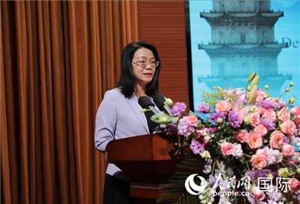 福建省人民政府外事辦公室副主任黃劭蓉在“走進(jìn)中華文明——海絲印記 世遺泉州”主題人文交流活動(dòng)中致辭。人民網(wǎng) 王婧攝