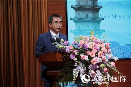 泉州市人民政府副市長(zhǎng)姚飛在“走進(jìn)中華文明——海絲印記 世遺泉州”主題人文交流活動(dòng)中致辭。人民網(wǎng) 王婧攝