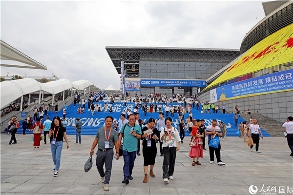 第二十一屆東博會(huì)展館外，參觀者步行離場(chǎng)。人民網(wǎng)記者趙益普攝