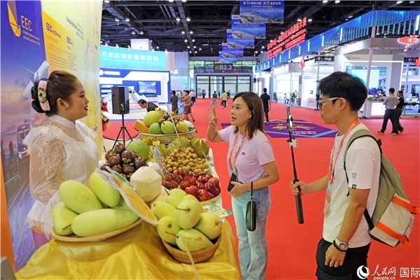 在東博會(huì)泰國(guó)展區(qū)，參觀者在向泰方工作人員了解泰國(guó)水果情況。人民網(wǎng)記者趙益普攝