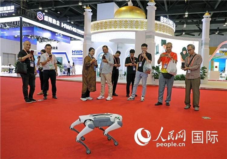 東博會上，觀眾正在參觀一只機器狗。綠色能源、新能源汽車、綠色農(nóng)產(chǎn)品等成為本屆東博會觀眾關(guān)注的焦點。人民網(wǎng)記者 趙益普攝