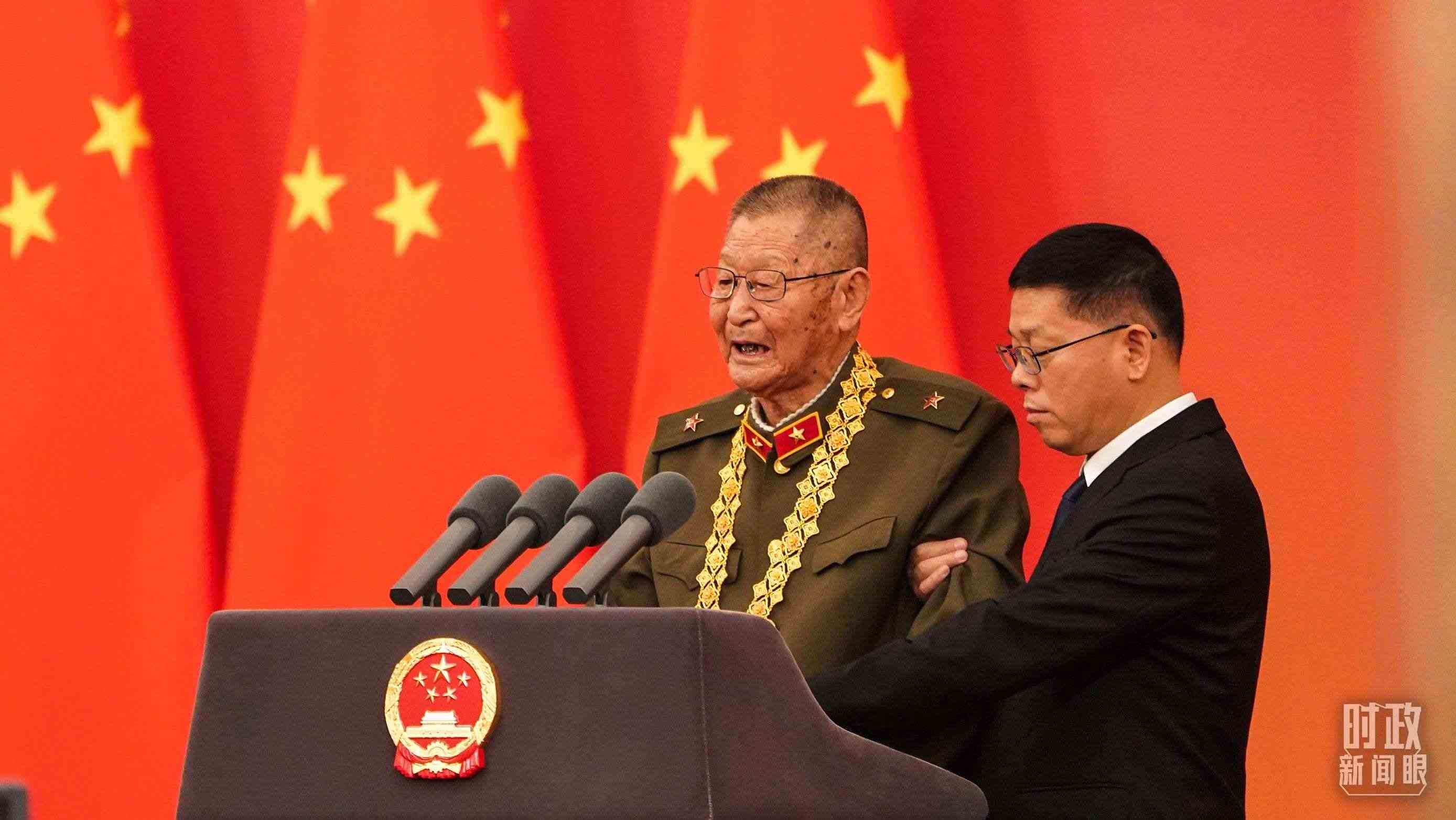 “共和國勛章”獲得者黃宗德在頒授儀式上發(fā)言。（總臺記者李晉拍攝）