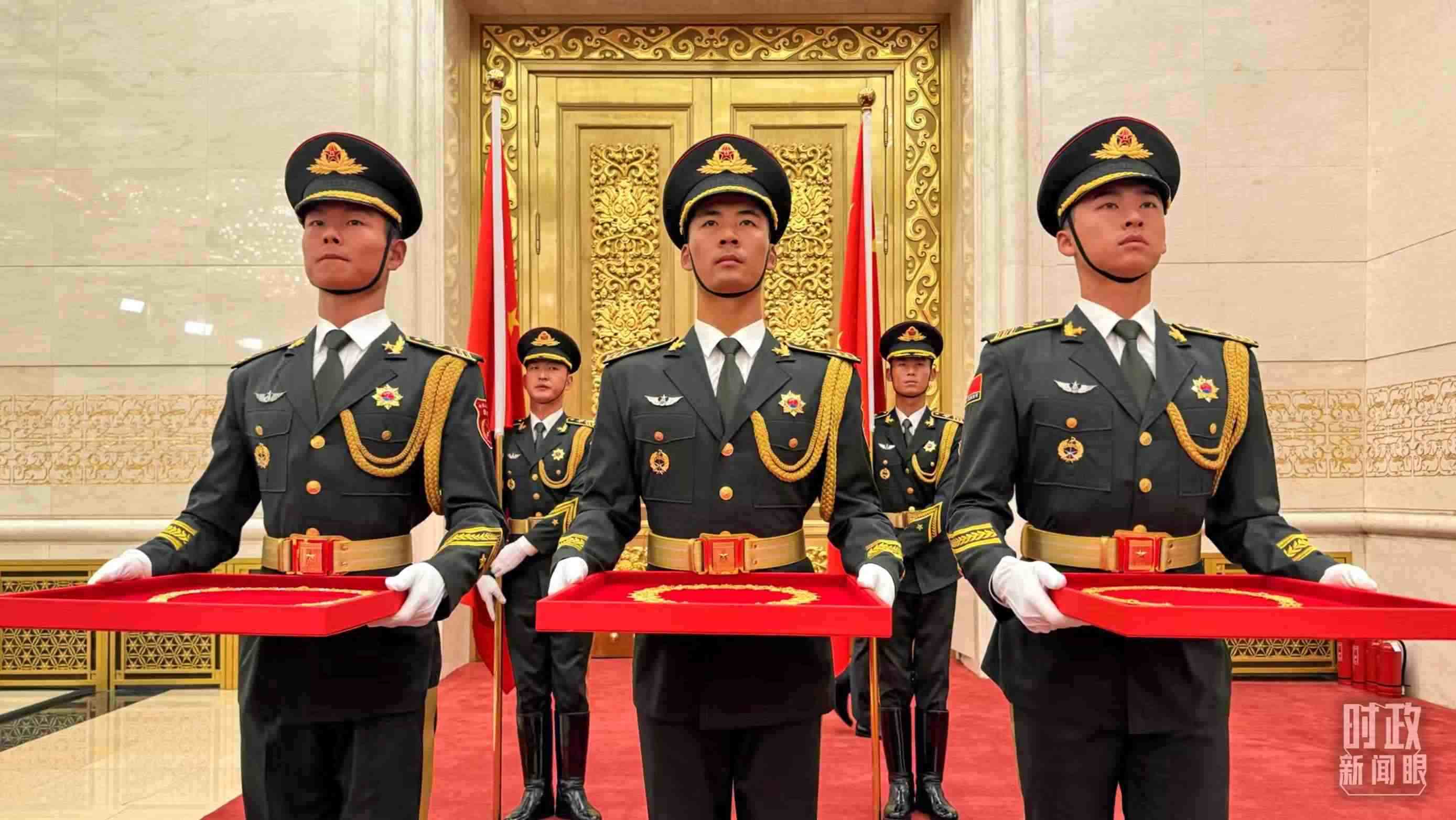 禮兵手捧共和國勛章、友誼勛章和國家榮譽稱號獎章。（總臺央視記者李增仁拍攝）