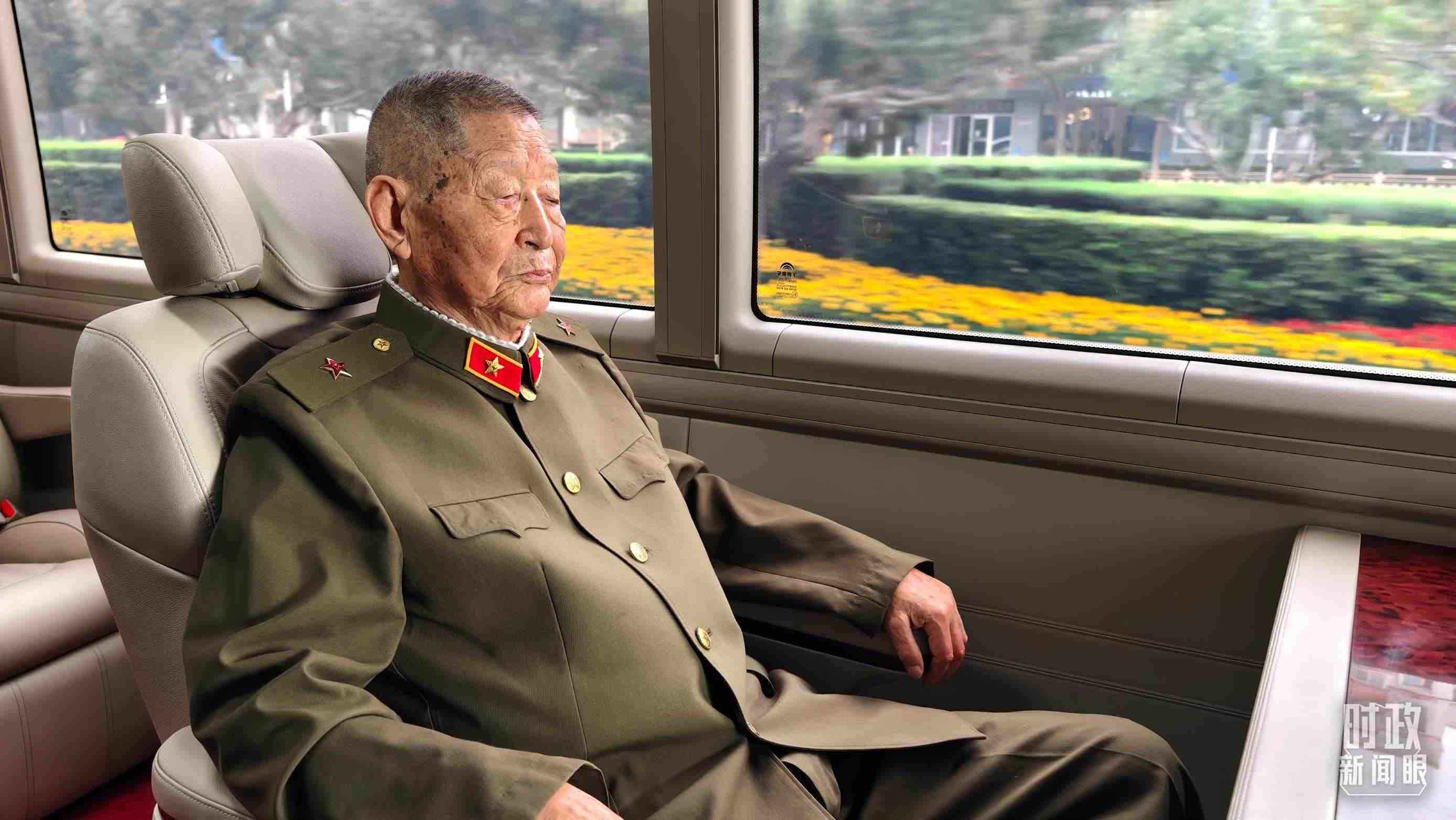 “共和國勛章”獲得者黃宗德乘坐禮賓車前往人民大會堂。（總臺央視記者胡瑋拍攝）