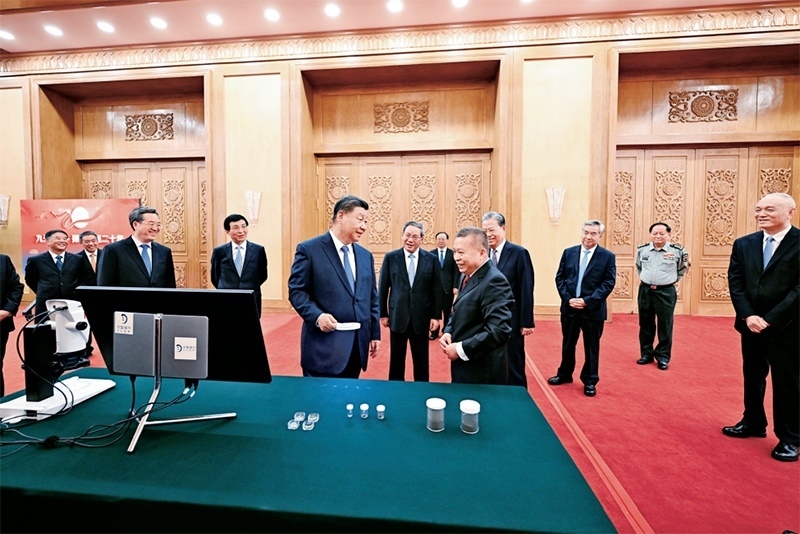 2024年9月23日，黨和國家領導人習近平、李強、趙樂際、王滬寧、蔡奇、丁薛祥、李希等在人民大會堂接見探月工程嫦娥六號任務參研參試人員代表并參觀月球樣品和探月工程成果展覽。這是習近平等參觀月球樣品和探月工程成果展覽。 新華社記者 謝環(huán)馳/攝