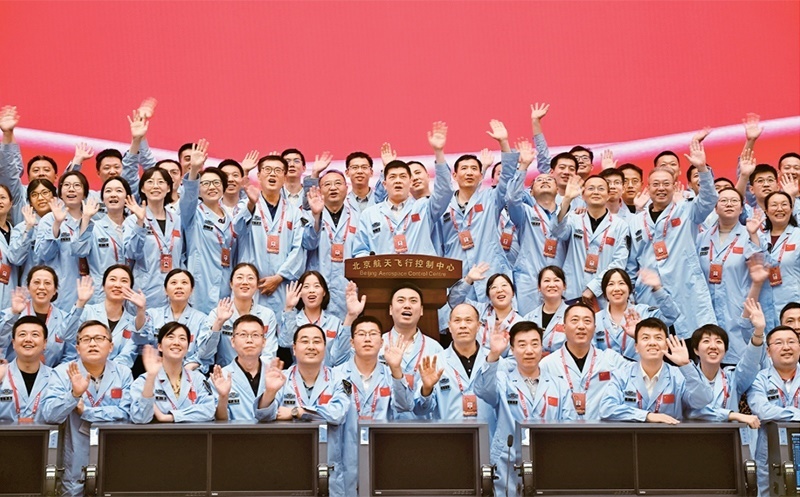 嫦娥六號完成了人類歷史上首次月球背面采樣，突破了多項關鍵技術，是我國建設航天強國、科技強國取得的又一標志性成果，是我國探月工程的重要里程碑。圖為2024年6月25日，嫦娥六號任務圓滿成功后，工作人員在北京航天飛行控制中心合影。 新華社記者 金良快/攝