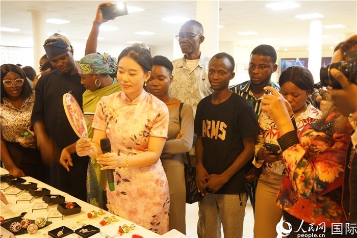 向尼日利亞觀眾介紹中國刺繡。人民網(wǎng)記者 姜宣攝