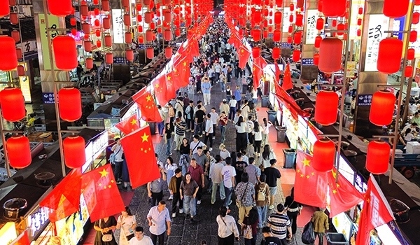 國(guó)慶臨近，河南省洛陽(yáng)市老城歷史文化街區(qū)裝扮一新，國(guó)旗招展，處處洋溢著濃厚的國(guó)慶節(jié)日氛圍。來源：人民圖片網(wǎng)