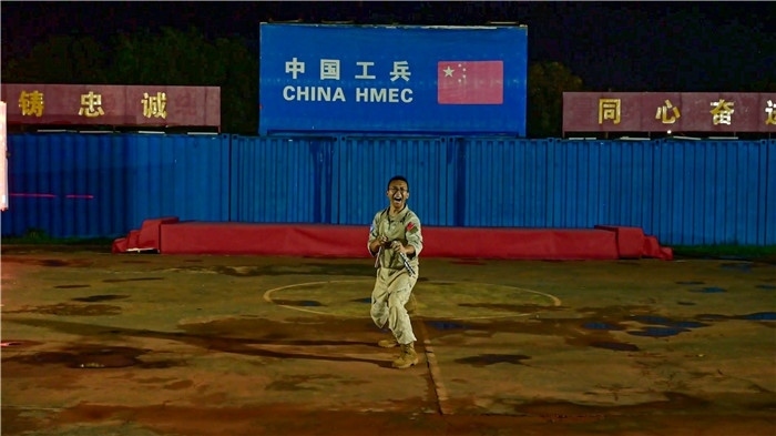 官兵帶來精彩的雙節(jié)棍表演。馬騫攝