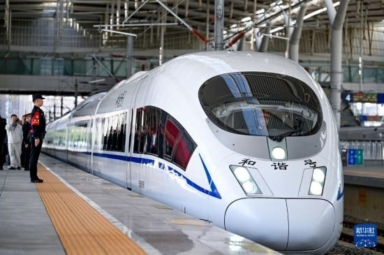 10月1日，由銀川開往惠農(nóng)的C8218次列車從銀川站駛出。