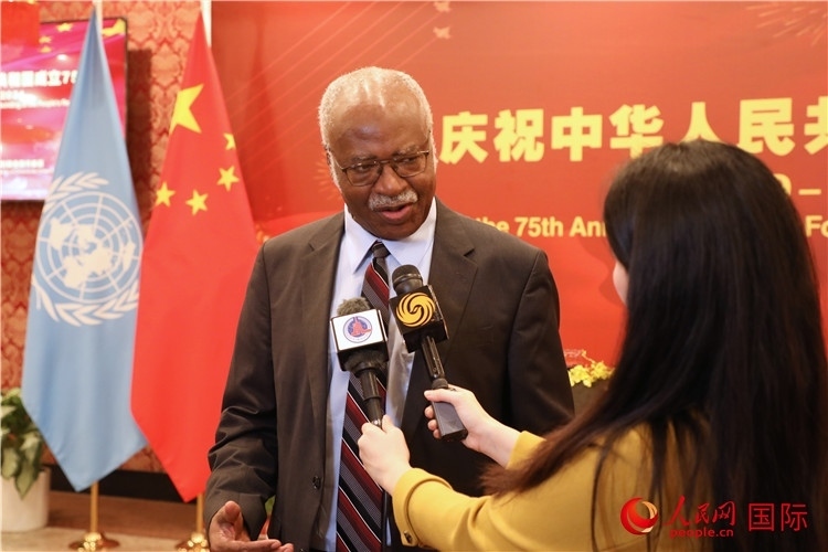 聯(lián)大主席菲勒蒙在招待會現(xiàn)場接受媒體采訪，他向中國政府和人民致以節(jié)日祝賀，表示中國的發(fā)展成就令人驚嘆。人民網(wǎng)記者 李志偉攝