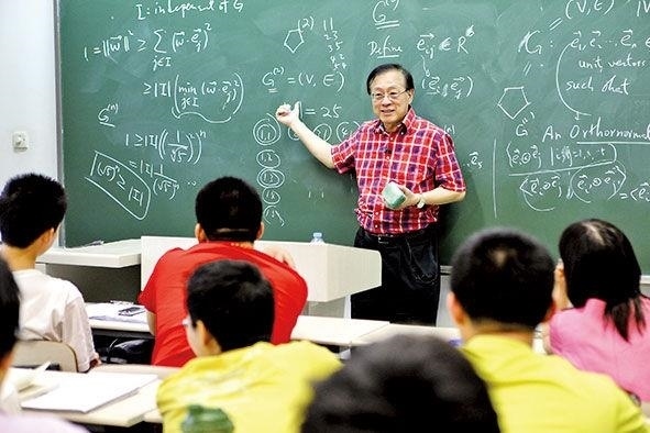 姚期智為清華大學(xué)學(xué)生授課。