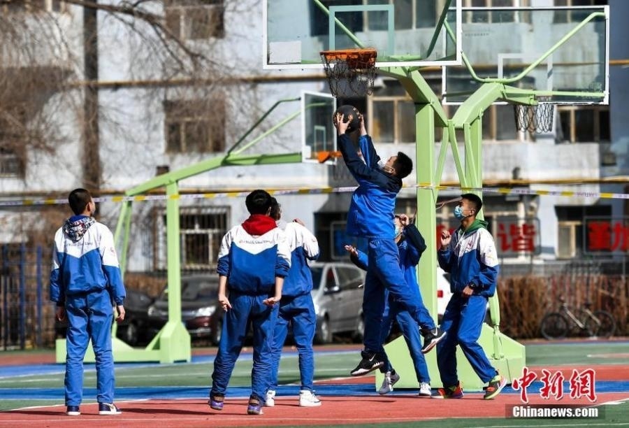 資料圖：初中生在課間休息時(shí)打籃球。中新社記者 劉新 攝