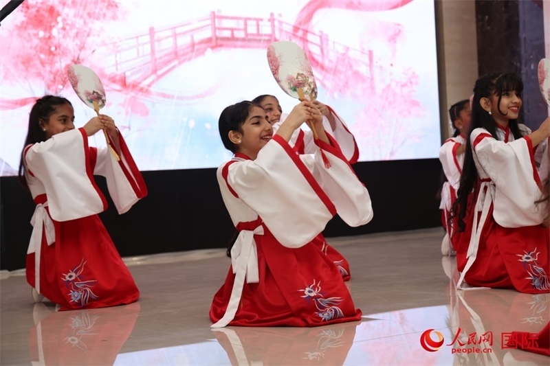 富查伊拉當(dāng)?shù)貙W(xué)校學(xué)生表演節(jié)目。人民網(wǎng)記者任皓宇攝