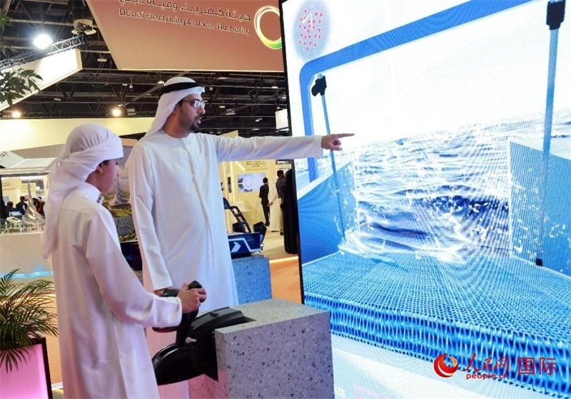 一名兒童在模擬操作船舶，撿拾海洋垃圾。人民網(wǎng)記者管克江攝