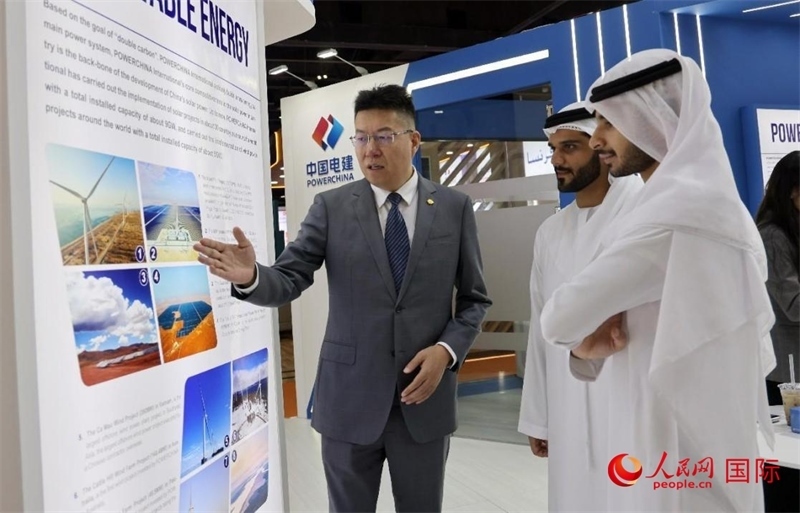 中國電建中東北非區(qū)域總部負(fù)責(zé)人向觀眾介紹公司承建的可再生能源項目。人民網(wǎng)記者 管克江攝