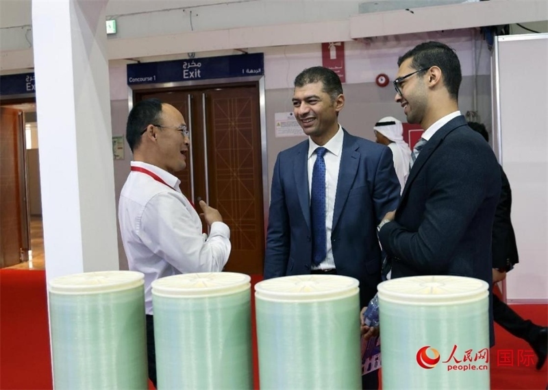 中外參展商交流。人民網(wǎng)記者管克江攝