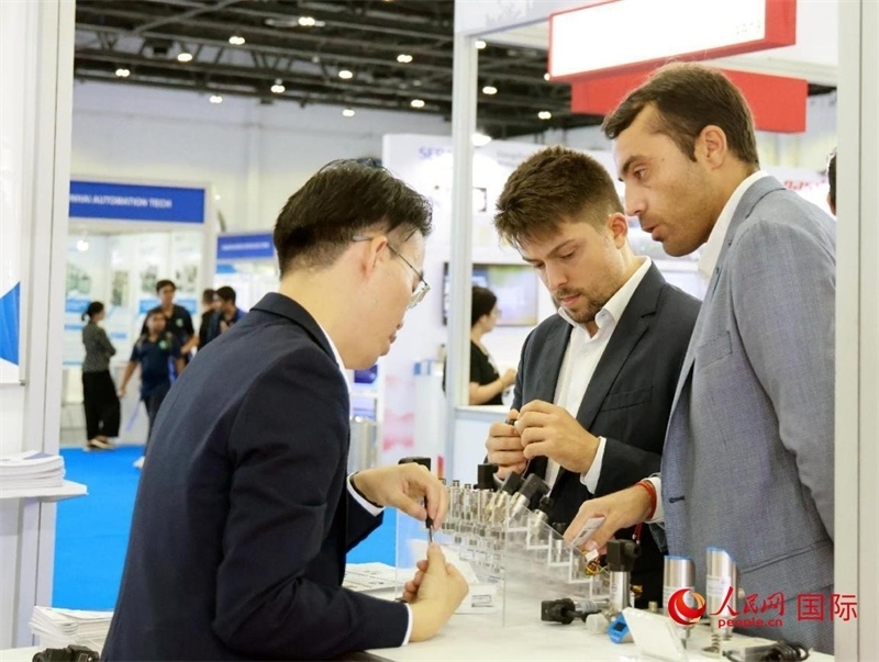 中外展商交流。人民網(wǎng)記者管克江攝