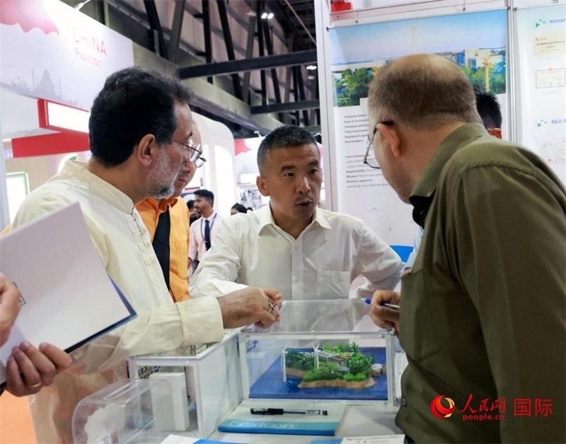 中企推出的綠色能源海水淡化系統(tǒng)吸引了參展商關(guān)注。人民網(wǎng)記者管克江攝