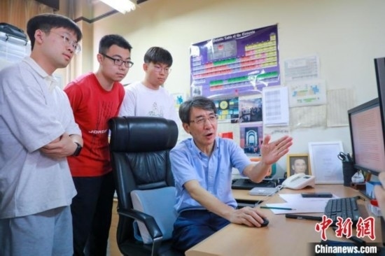 薛其坤在指導(dǎo)學(xué)生。 (受訪者供圖)