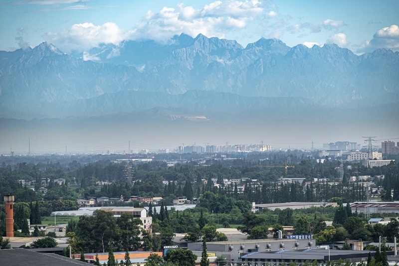 2024年7月1日，成都天氣晴好，遠(yuǎn)處雪山清晰可見。