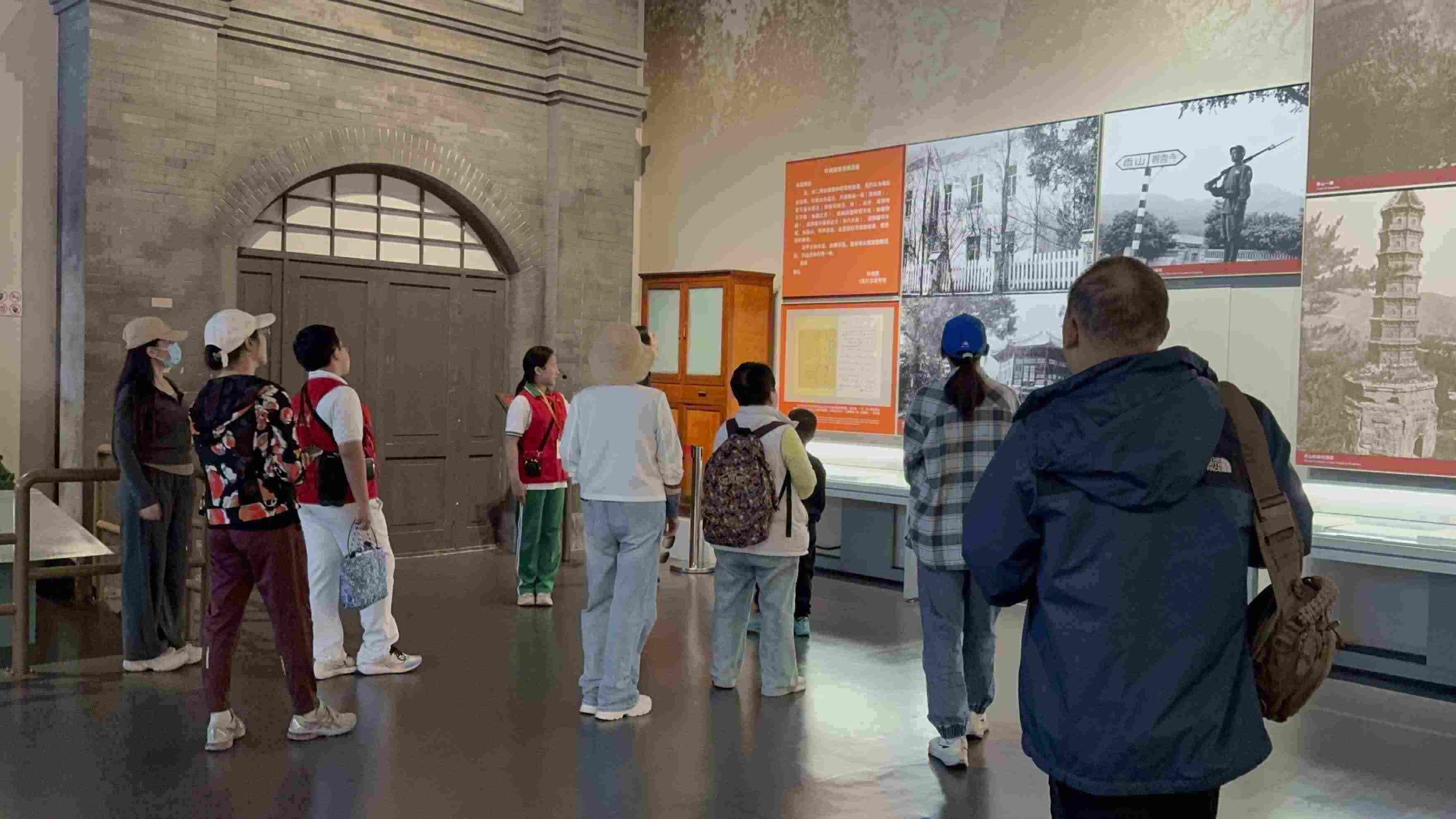 10月4日，北京香山革命紀(jì)念館內(nèi)，一名“紅領(lǐng)巾志愿者”正在為參觀者講解。人民網(wǎng)記者 劉微攝