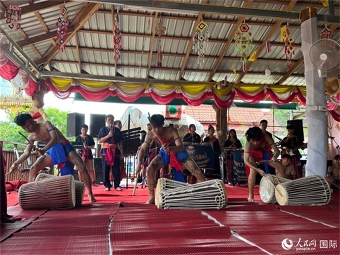 泰國藝術(shù)團(tuán)體給游客表演當(dāng)?shù)貍鹘y(tǒng)舞蹈。人民網(wǎng)記者 簡承淵攝
