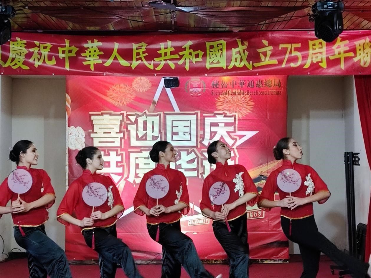 活動(dòng)上，通惠總局醒獅團(tuán)、秘魯國家芭蕾舞團(tuán)、孔子學(xué)院、旅秘僑胞等呈現(xiàn)了精彩的文藝演出。孟可心 攝