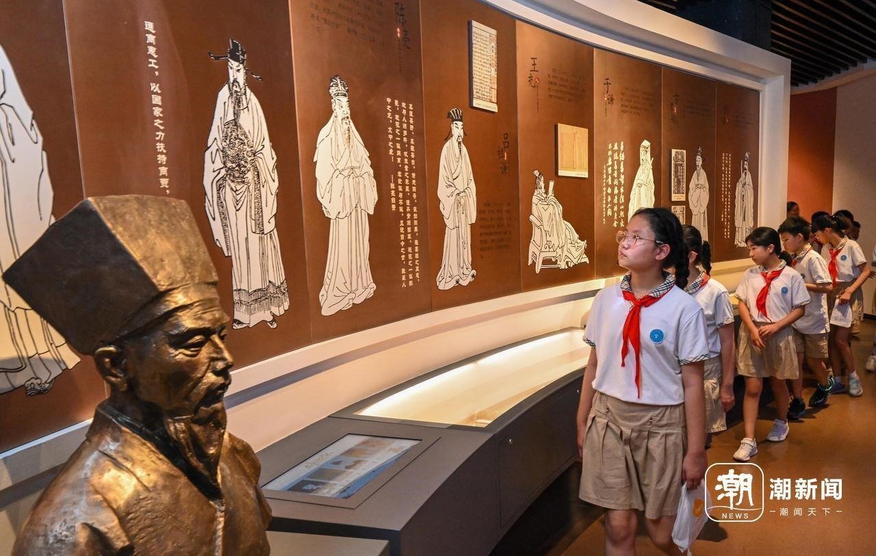 來自杭州市政苑小學(xué)的學(xué)生走進浙江省檔案館“大寫浙江人”展廳，近距離“觸摸”歷史、走進榜樣、聆聽故事，激發(fā)愛黨愛國愛家熱情。記者 董旭明 攝